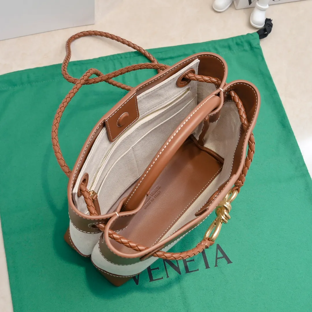 Batch 1480 The figure-shaped buckle (bow tie) has become a popular item of Bottega Veneta with its unique elegance. The newly launched leather & canvas are really tailor-made for spring and summer. The linen fabric has its own laziness, chestnut-like leather, and a retro feel. The figure-shaped buckle has been changed to a full leather figure buckle, with a unique charm. Style number: 1594 Size: 25*22*10.5cm
